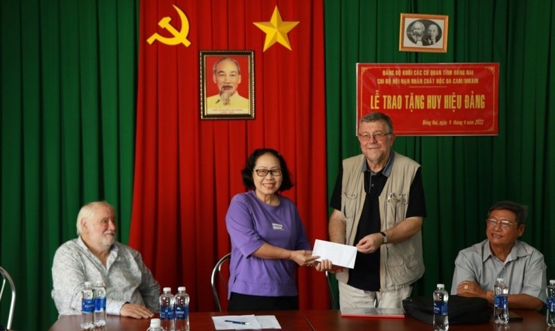 Grega Pierre Emlile J remet 1,1 mille euros et 10,8 millions de dongs à l’Association des victimes de l'agent orange/dioxine de Dong Nai. Photo: Dacamvietnam