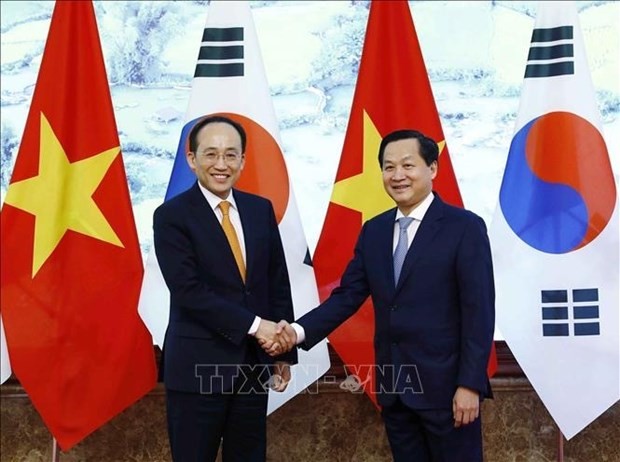 Le Vice-Premier ministre vietnamien Le Minh Khai (droite) et son homologue sud-coréen Choo Kyung-ho. Photo : VNA.