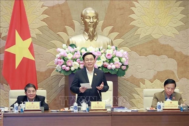 Le Président de l'Assemblée nationale, Vuong Dinh Huê (debout), lors de la séance de travail. Photo : VNA. 