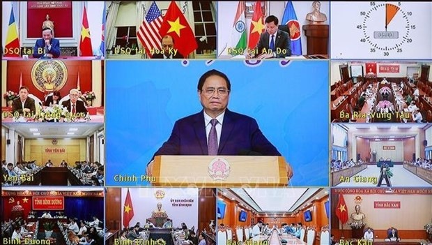 Le Premier ministre Pham Minh Chinh et des délégués de la visioconférence. Photo : VNA.