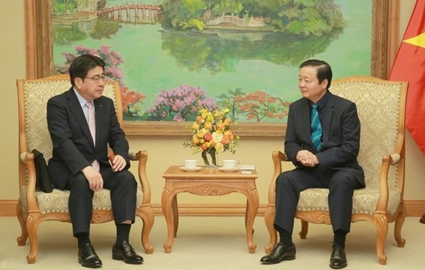 Le Vice-Premier ministre Trân Hông Hà (à droite) et M. Yoshiaki Yokota, directeur général et PDG du secteur de l'énergie et des infrastructures du groupe japonais Marubeni. Photo : VNA.