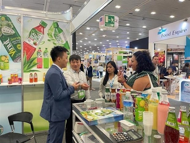 Des représentants de l’Office du Commerce du Vietnam au Mexique soutiennent Vinut dans la présentation de ses produits à la 40e Exposition Antad & Alimentaria. Photo : VNA.
