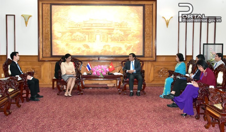 Lors de la rencontre entre le président du Comité populaire provincial de Thua Thiên Huê, Nguyen Van Phuong, et Wiraka Moodhitaporn, consule générale de Thaïlande à Hô Chi Minh-Ville. Photo: thuathienhue.gov.vn