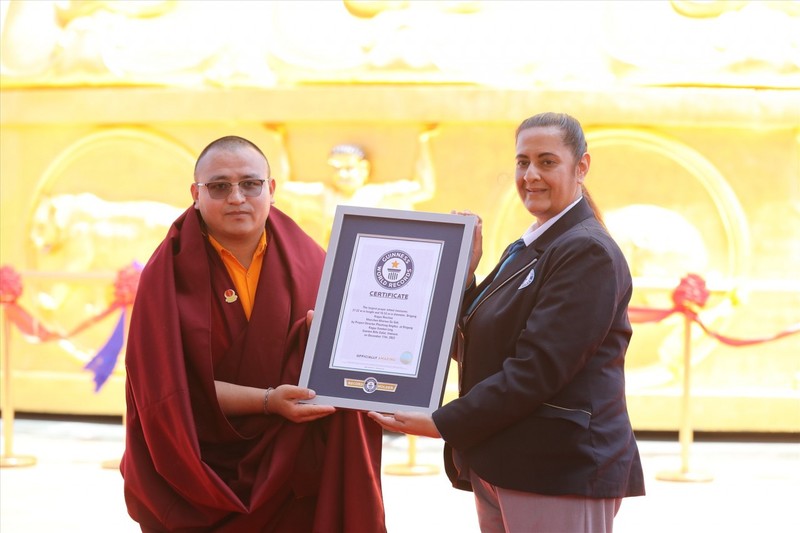 Lors de la cérémonie de remise du certificat du « plus grand moulin à prières du monde » par l'organisation Guinness World Records. Photo: Samten Hills Dalat
