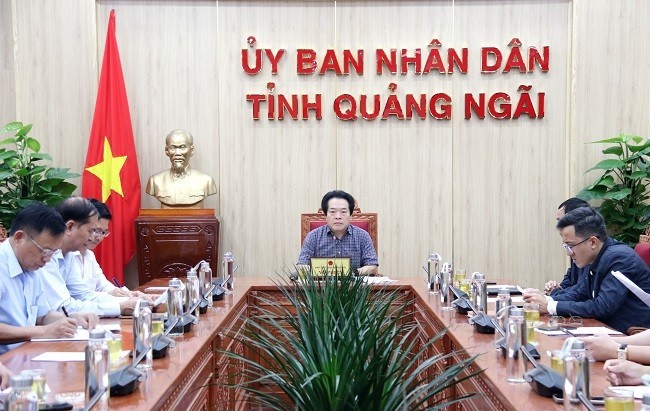 Le vice-président du Comité populaire provincial Vo Phien au milieu. Photo: .D/quangngai.gov.vn