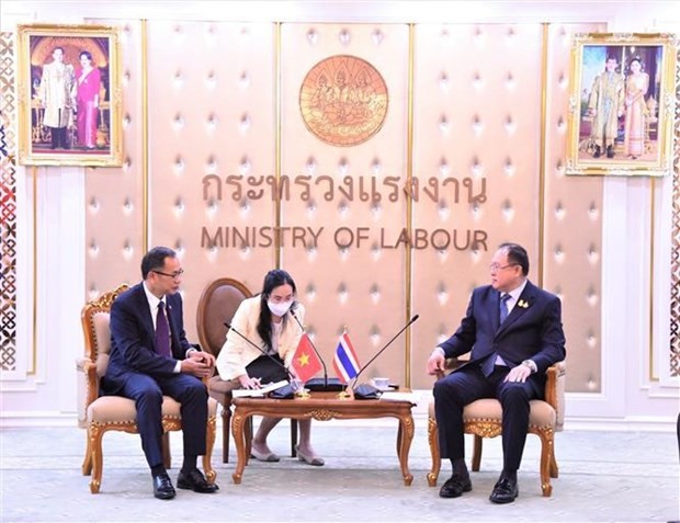  L’ambassadeur du Vietnam en Thaïlande, Phan Chi Thành (à gauche) et le vice-ministre thaïlandais du Travail, Surachai Chaitrakulthong. Photo : VNA.