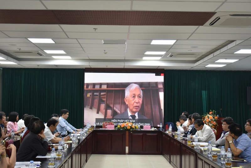 Le professeur Tran Thanh Van prend la parole lors du colloque intitulé « Des intellectuels vietnamiens résidant à l’étranger contribuent à la construction et au développement nationaux ». Photo: thoidai