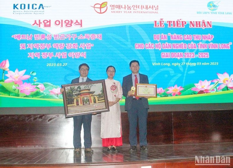 Lors de la cérémonie pour recevoir le projet « Amélioration des revenus des ménages pauvres de Vinh Long » pour la période 2023-2025. Photo: NDEL
