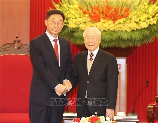 Le Secrétaire général du Parti communiste du Vietnam (PCV), Nguyên Phu Trong (à droite), et Liu Ning, secrétaire du Comité du Parti de la région autonome Zhuang du Guangxi (Chine). Photo : VNA.