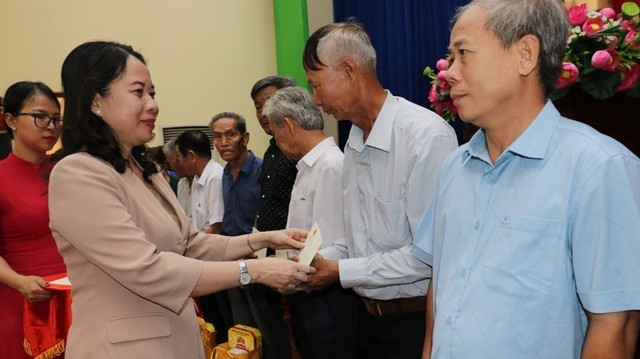 La Vice-Présidente de la République, Vo Thi Anh Xuân (premier plan, à gauche). Photo : baochinhphu.vn