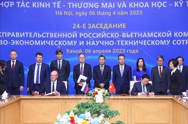 Le Vice-Premier ministre vietnamien, Trân Hông Hà (à droite), et son homologue russe, Dmitry Chernyshenko, signent le procès-verbal de la 24e session. Photo : VNA.
