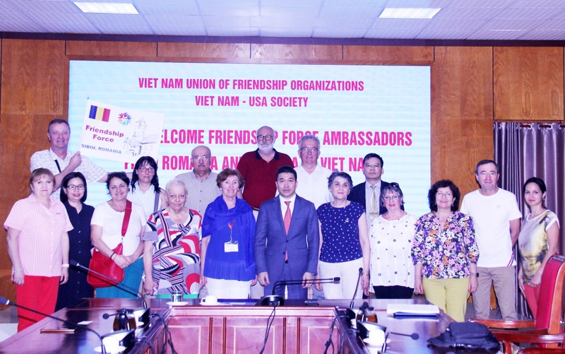 Phan Anh Son, vice-président et secrétaire général de l'Union des organisations d'amitié du Vietnam, et les ambassadeurs de la Force de l'amitié internationale. Photo: thoidai.com.vn