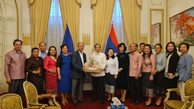 Dinh Toàn Thang adresse ses vœux de Nouvel An à l’ambassadeur laotien en France, Kham-Inh Khitchadeth, et son épouse, et à tous les employés de l’ambassade du Laos en France et leurs familles. Photo: NDEL