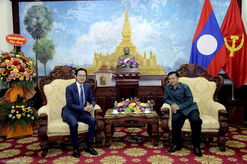 Le vice-ministre vietnamien des Affaires étrangères, Dô Hùng Viêt (à gauche) et le Chargé d’affaires laotien, Chanthaphone. Photo: baoquocte.vn