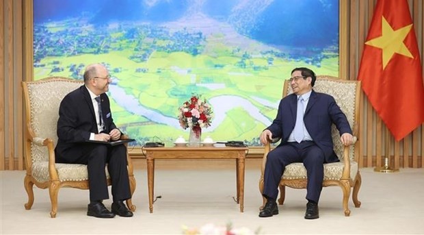 Le Premier ministre Pham Minh Chinh (à droite) et l’ambassadeur de Suisse au Vietnam, Thomas Gass. Photo : VNA