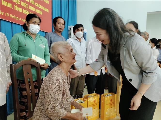 La Vice-Présidente de la République, Vo Thi Anh Xuân, remet des cadeaux à 50 familles bénéficiaires de politiques sociales. Photo : Huynh Phuc Hâu/VNA.