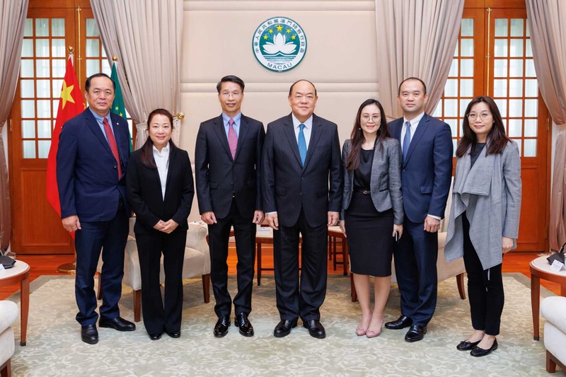 Lors de la rencontre entre le consul général du Vietnam à Hong Kong (Chine) et Macao (Chine), Pham Binh Dam, et le chef de la région administrative spéciale de Macao, Ho lat Seng. Photo: baoquocte