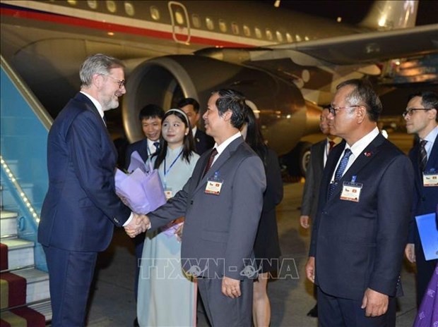 Le Premier ministre tchèque, Petr Fiala (à gauche), est arrivé jeudi soir 20 avril à Hanoï, entamant une visite officielle du 20 au 22 avril au Vietnam. Photo : VNA.