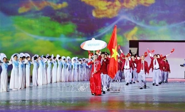 Le nageur Nguyên Huy Hoàng a eu l'honneur d’être le porte-drapeau de la délégation sportive vietnamienne lors de la cérémonie d'ouverture des plusieurs événements sportifs majeurs à plusieurs reprises. Photo : VNA.