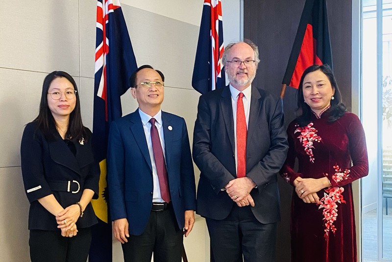 Lors de la séance de travail avec le ministre des Mines et du Pétrole, de l’Énergie, des Services et de l’Industrie de l’État australien d’Australie-Occidentale. Photo: baoquocte