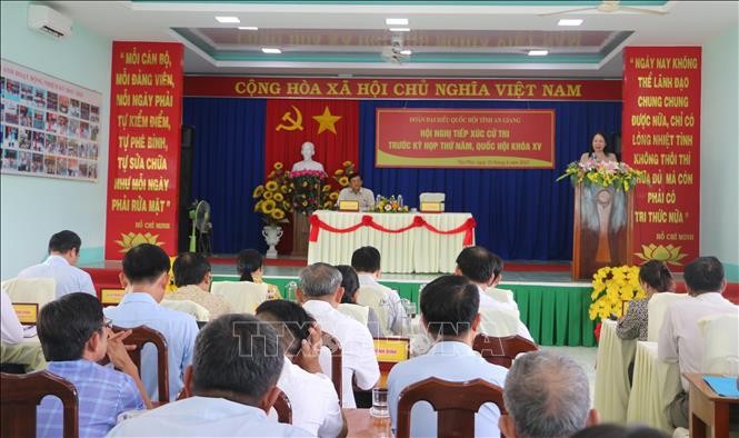 Lors de la rencontre de la vice-présidente Vo Thi Anh Xuan avec l’électorat dans le district de Thoai Son et la ville de Long Xuyen. Photo: VNA