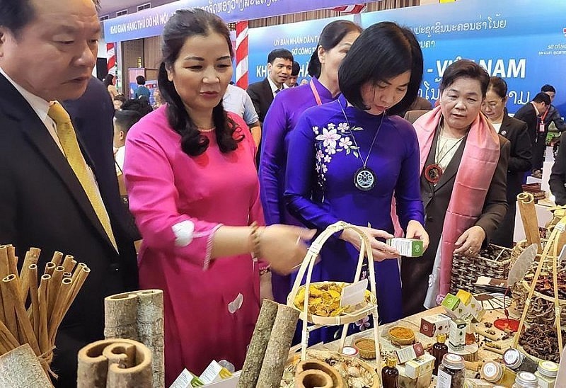 Lors de la conférence sur le développement des villages artisanaux, des zones de matières premières et de la vente des produits Hanoï - Vientiane 2023. Photo: baocongthuong