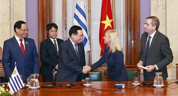 Le Président de l’Assemblée nationale du Vietnam, Vuong Dinh Huê, et la Présidente de la Chambre des Sénateurs de l’Uruguay, Beatriz Argimon, lors de la cérémonie de signature de l'accord. Photo : VNA.