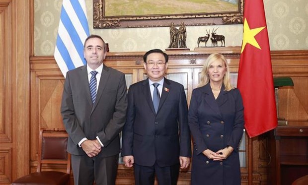Le Président de l’Assemblée nationale vietnamienne, Vuong Dinh Huê (au milieu), la Présidente de la Chambre des Sénateurs de l'Uruguay, Beatriz Argimon, et le Président de la Chambre des Représentants de l'Uruguay, Sebastian Andujar. Photo : VNA.