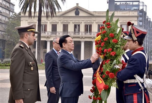Le Président de l’Assemblée nationale vietnamienne, Vuong Dinh Huê, est allé rendre hommage au général José Gervasio Artigas, héros national de l’Uruguay. Photo : VNA.