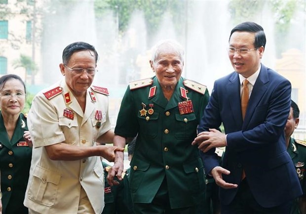 Le Président du Vietnam, Vo Van Thuong (à droite) rencontre des anciens combattants du front du Tây Nguyên B3 du 3e Corps d’armée à l'occasion du 48e anniversaire de la Libération du Sud et de la Réunification nationale. Photo : VNA.