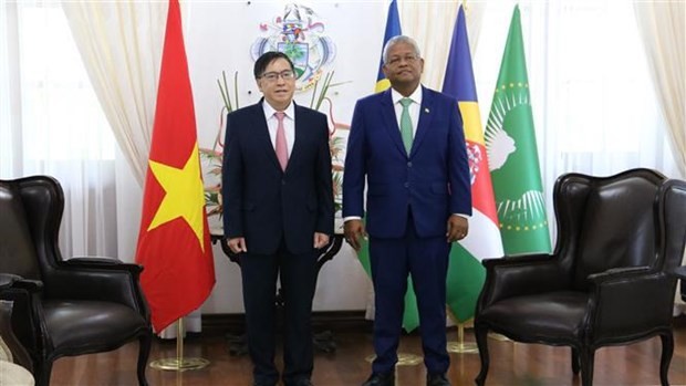 L’ambassadeur du Vietnam au Mozambique et aux Seychelles, Pham Hoàng Kim (à gauche), et le président des Seychelles, Wavel Ramkalawan. Photo : VNA.