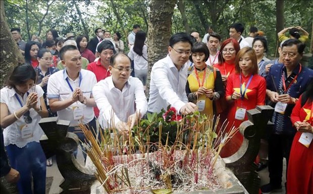 Le vice-ministre vietnamien des Affaires étrangères, Pham Quang Hiêu, et des Vietnamiens d'outre-mer rendent hommage aux Rois fondateurs Hùng. Photo : VNA.