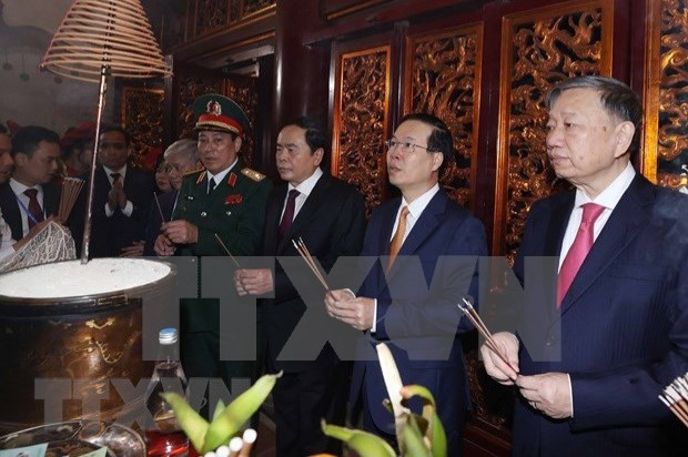 Le Président de la République, Vo Van Thuong (2e à partir de la droite), offre de l'encens aux Rois Hùng. Photo : VNA.