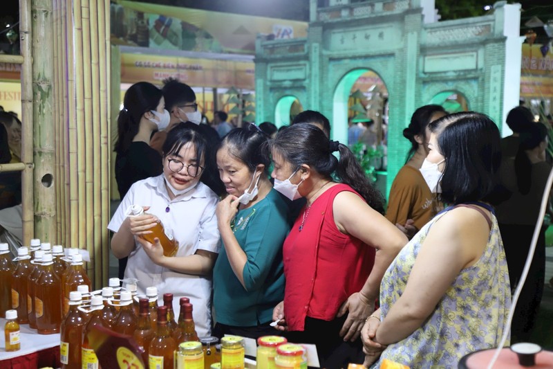 Lors du 2e Festival des produits agricoles de Hanoï 2023. Photo: hanoimoi