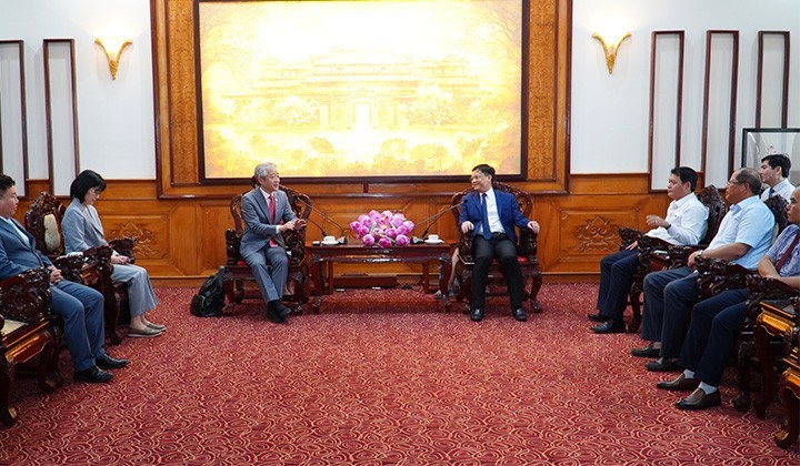 Lors de la rencontre entre le vice-président du Comité populaire de Thua Thiên Huê (au Centre), Nguyên Thanh Binh, et Masahiro Shimizu, maire adjoint de la ville de Takayama. Photo: thuathienhue.gov.vn