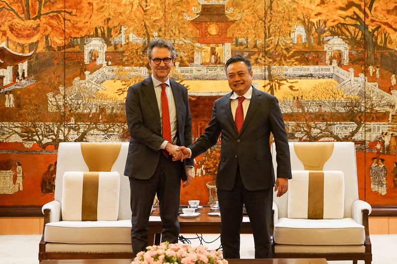 Le président du Comité populaire de Hanoï, Tran Sy Thanh (à droite), et l’ambassadeur Giorgio Aliberti, chef de la délégation de l'Union européenne au Vietnam. Photo : hanoimoi