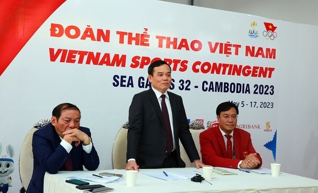  Le Vice-Premier ministre Trân Luu Quang (debout) encourage les sportifs vietnamiens. Photo : VGP/Hai Minh.