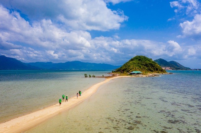 La route émerge au milieu de la mer sur l'île de Diep Son, Khanh Hoa. Photo: Bùi Văn Hải 