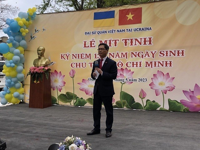 L'ambassadeur du Vietnam en Ukraine, Nguyen Hong Thach, prend la parole. Photo: thoidai