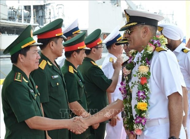 Des représentants d’agences vietnamiennes accueillent les officiels de la marine indienne. Photo: VNA