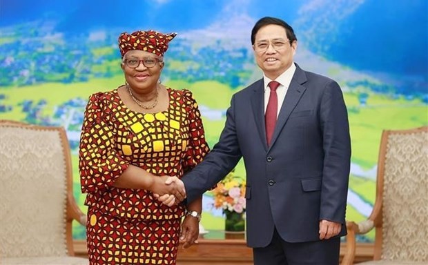 Le Premier ministre Pham Minh Chinh et la directrice générale de l'Organisation mondiale du commerce (OMC) Ngozi Okonjo-Iweala. Photo: VNA