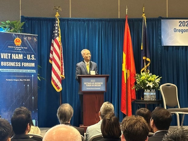 Le directeur adjoint du Département des marchés européens et américains du ministère vietnamien de l’Industrie et du Commerce, Nguyên Hong Duong, lors du forum. Photo: VNA