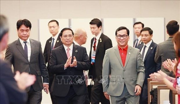 Le Premier ministre vietnamien, Pham Minh Chinh (2e, gauche), participe à la cérémonie d’inauguration d’une ligne aérienne directe reliant Hanoï à Hiroshima. Photo : VNA.