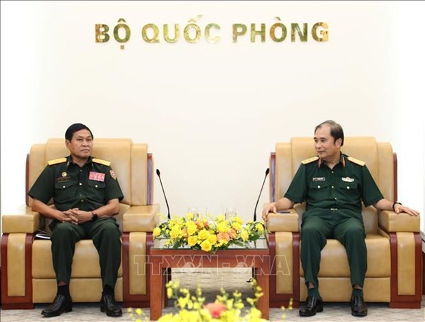 Le général de corps d’armée Phung Si Tan, chef d'état-major général adjoint de l'Armée populaire du Vietnam (droite) et le général de brigade Viengxay Xaysamone. Photo : VNA