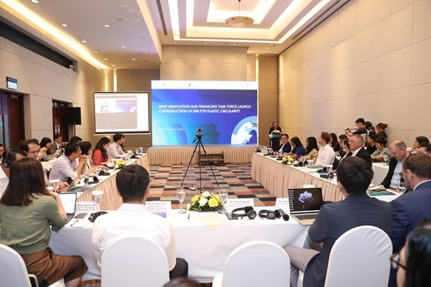 Lancement du nouveau groupe de travail promouvant l'innovation et le financement de la réduction des déchets plastiques, le 18 mai à Hanoï. Photo: UNDP/VNA