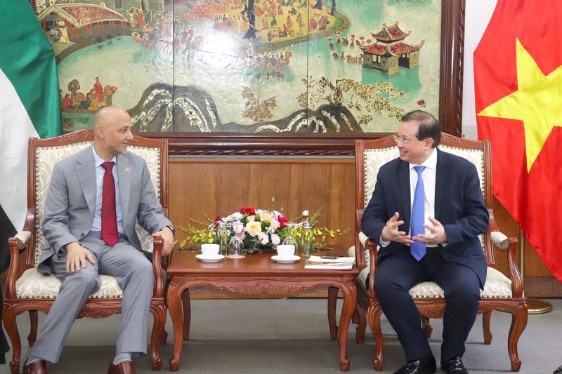 Le vice-ministre vietnamien de la Culture, des Sports et du Tourisme, Ta Quang Dong (à droite), et l’ambassadeur des EAU au Vietnam, Bader Abdulla Almatrooshi. Photo: icd.gov.vn
