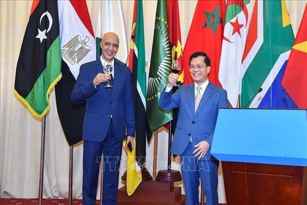 Le vice-ministre vietnamien des Affaires étrangères, Ha Kim Ngoc (à droite), et l'ambassadeur du Maroc au Vietnam, Jamale Chouaibi. Photo : VNA.