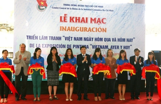 Claudia Adriazola Rodríguez (4e à gauche), vice-présidente de l’Association chilienne des peintres et sculpteurs, lors de la cérémonie d’ouverture de l’exposition « Vietnam, hier et aujourd’hui » au Vietnam. Photo: NVCC