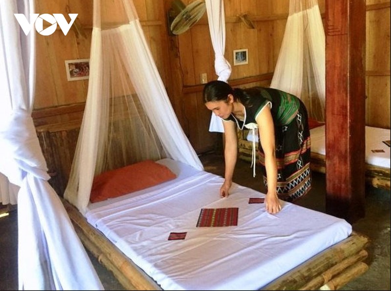 Les gens ont construit plusieurs « homestay » au service des touristes. Photo: VOV