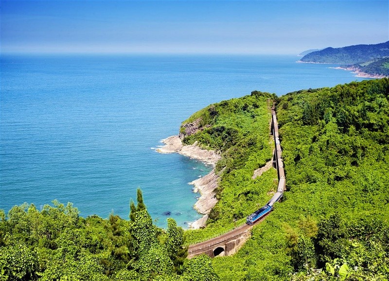 La ligne de chemin de fer nord-sud est spectaculaire pour le voyage en train. Photo: thoidai